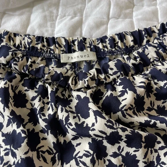 Floral blue shorts - Picture 2 of 3